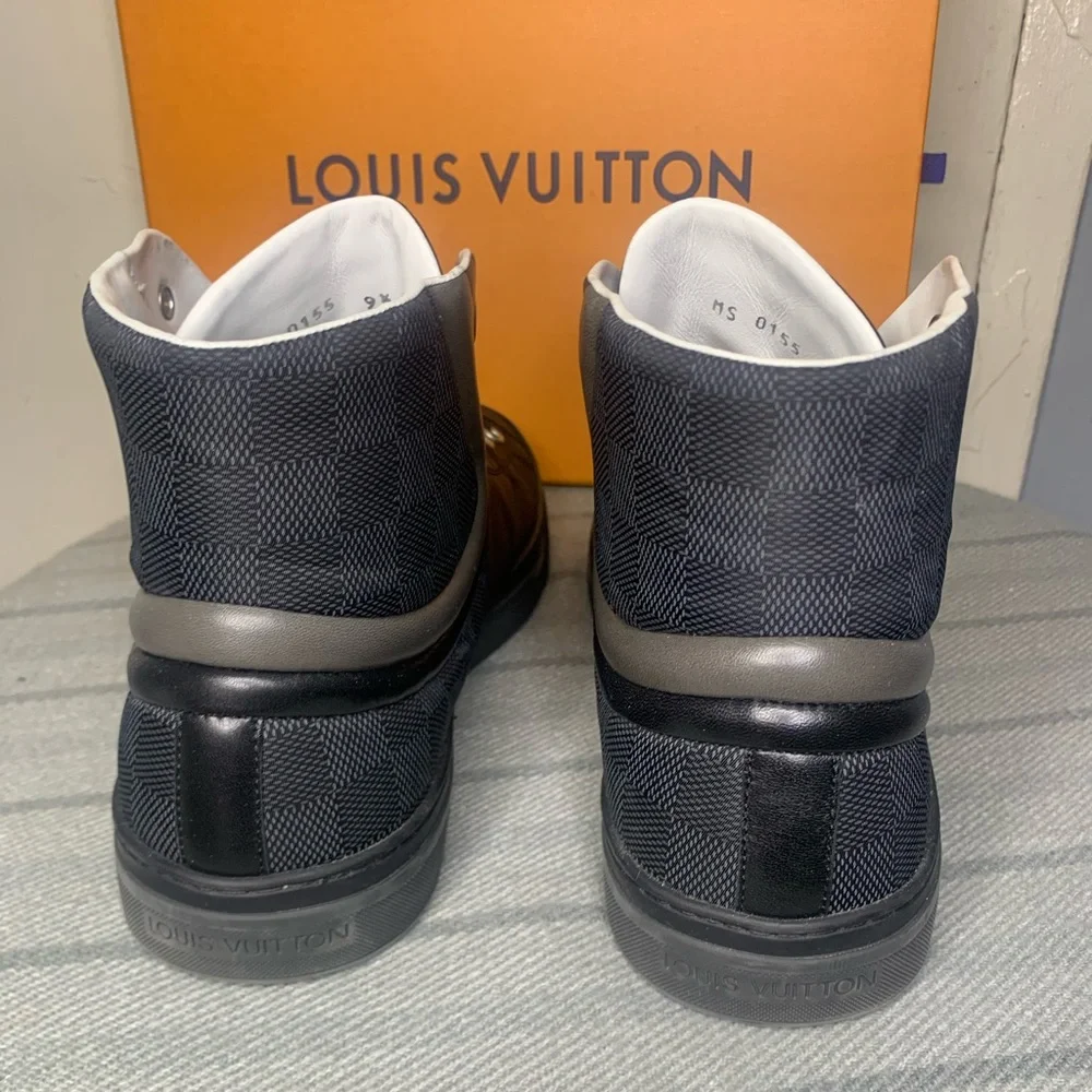 Louie Vuitton sneakers size 9.5 - Picture 7 of 10